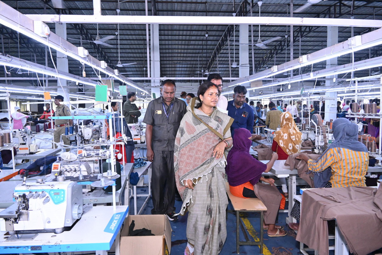 मंत्री लक्ष्मी राजवाड़े ने शबरी एंपोरियम, और गारमेंट फैक्ट्री का किया अवलोकन