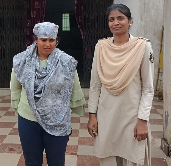 आपराधिक प्रकरण में फंसाने की धमकी देते हुए भयादोहन कर, लाखों रुपए की वसूली करने वाले मामले में आरोपिया रवीना टंडन को किया गया गिरफ्तार 