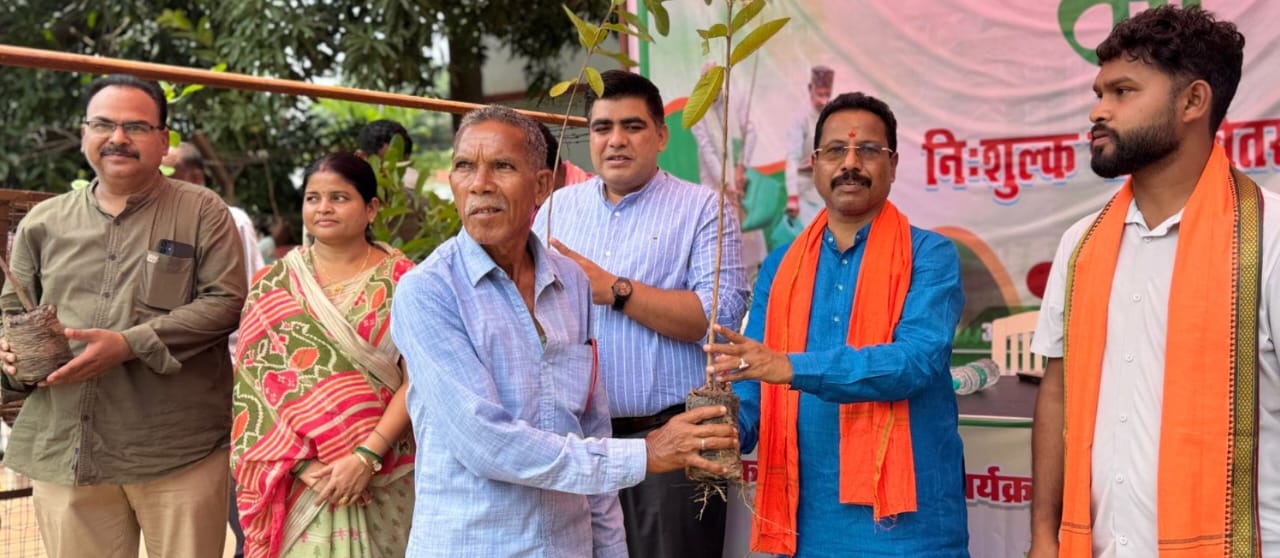 एक पेड़ माँ के नाम 2.0 अभियान के तहत दंतेवाड़ा विधायक अन्य जनप्रतिनिधि एवं कलेक्टर ने किया निशुल्क पौधा का वितरण