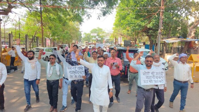  पंचायत सचिवों ने किया प्रदर्शन, पीएम के नाम कलेक्टर को सौंपा ज्ञापन