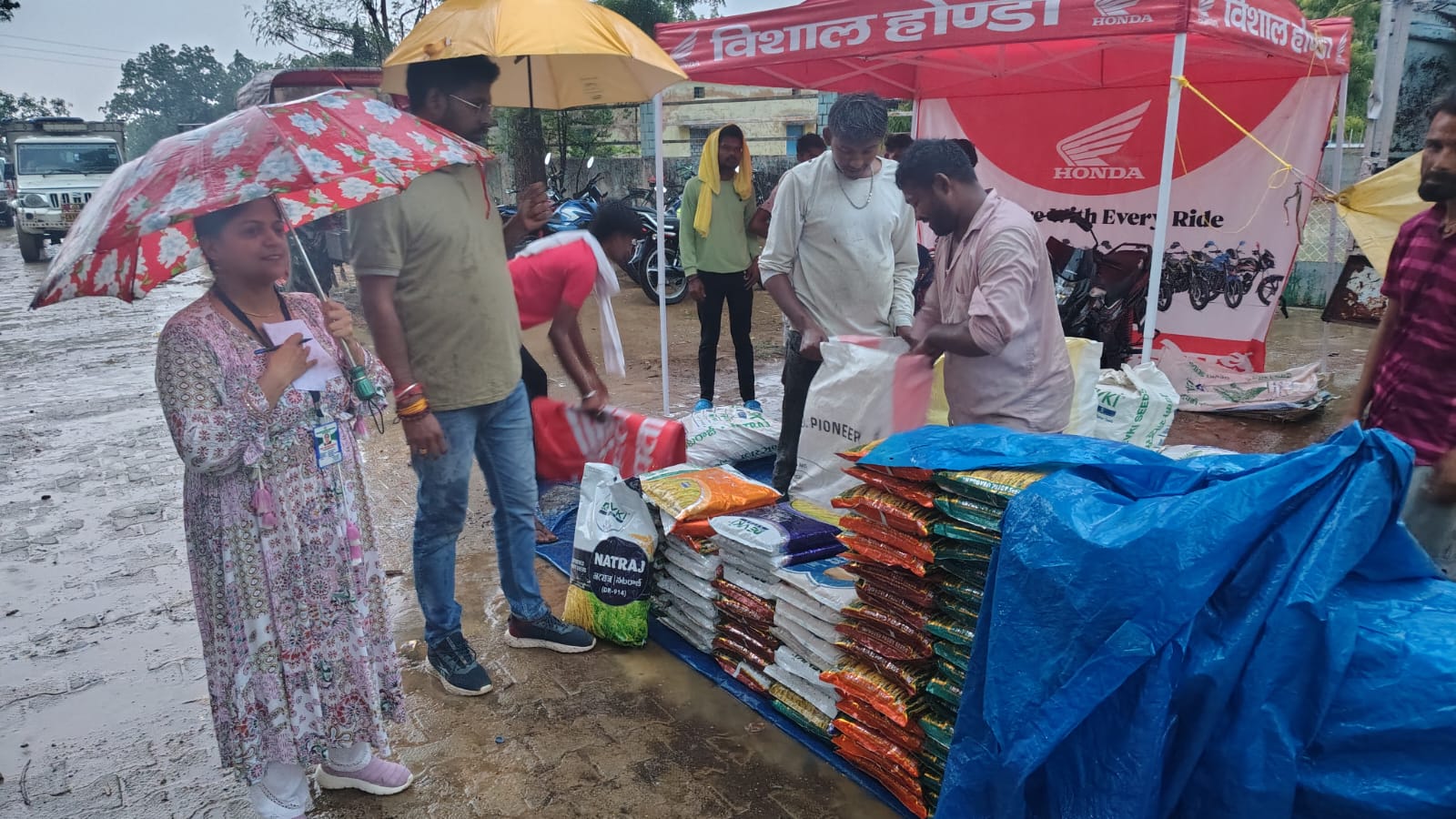 बिना लाइसेंस बीज विक्रेताओं पर कृषि विभाग की सख्ती, जरौंधा बाजार में 9 विक्रेताओं को अंतिम चेतावनी
