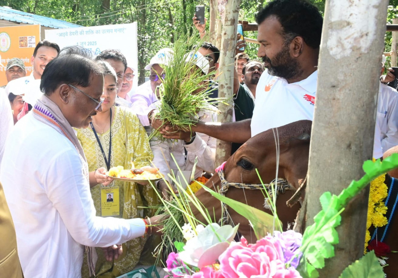  मुख्यमंत्री ने दुधारू पशु प्रदाय योजना का किया शुभारंभ