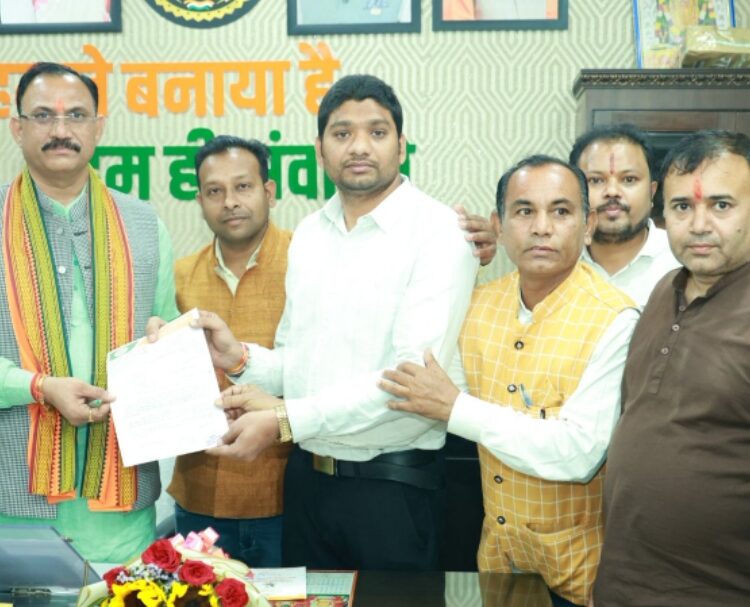 चिकित्सा प्रकोष्ठ की ऐतिहासिक पहल: स्वास्थ्य मंत्री से भेंट में गरियाबंद जिला अस्पताल को 100 बिस्तर व आईसीयू की बड़ी मांग