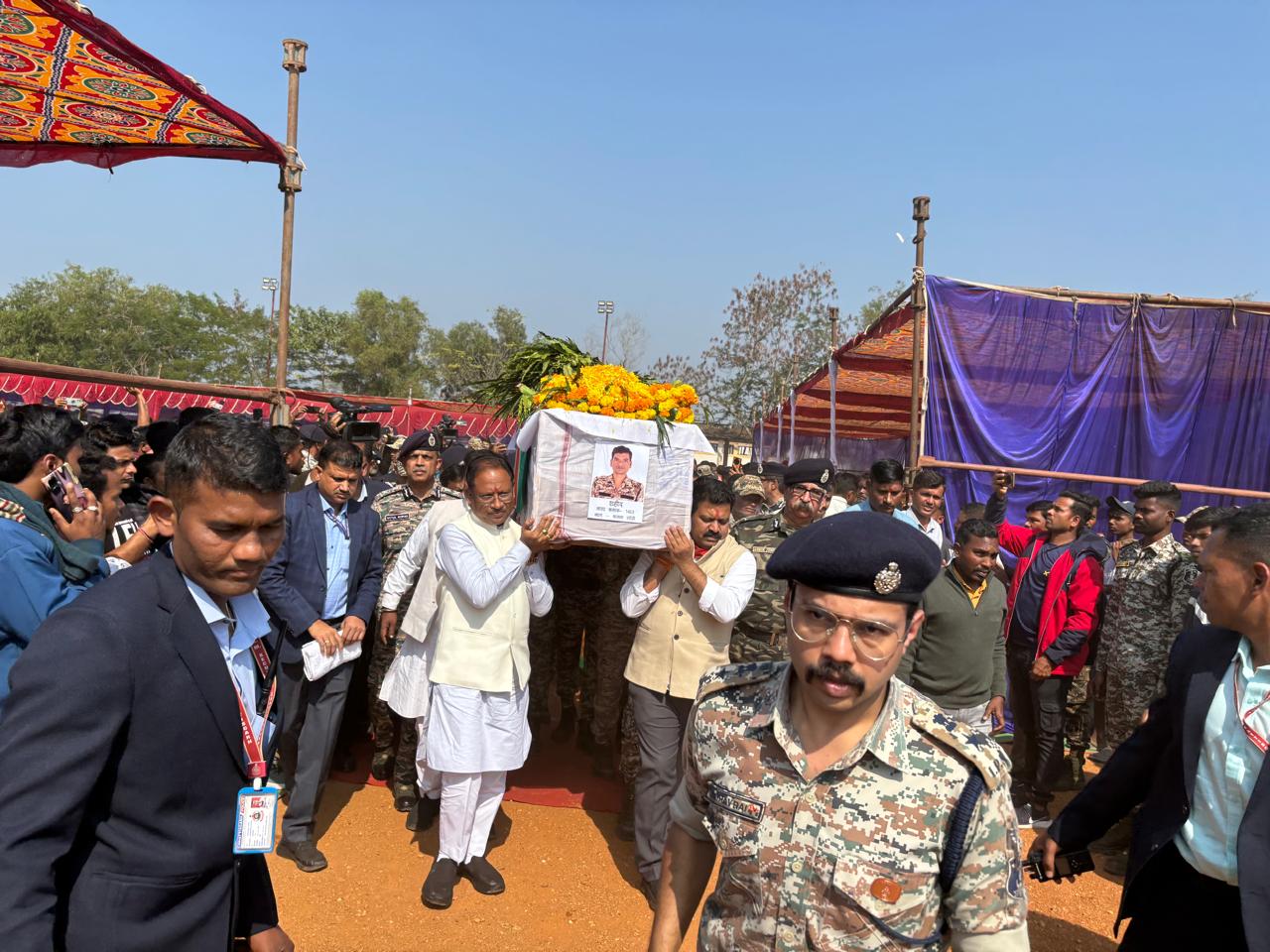 मुख्यमंत्री विष्णुदेव साय ने शहीद जवानों एवं शहीद वाहन चालक को दी श्रद्धांजलि