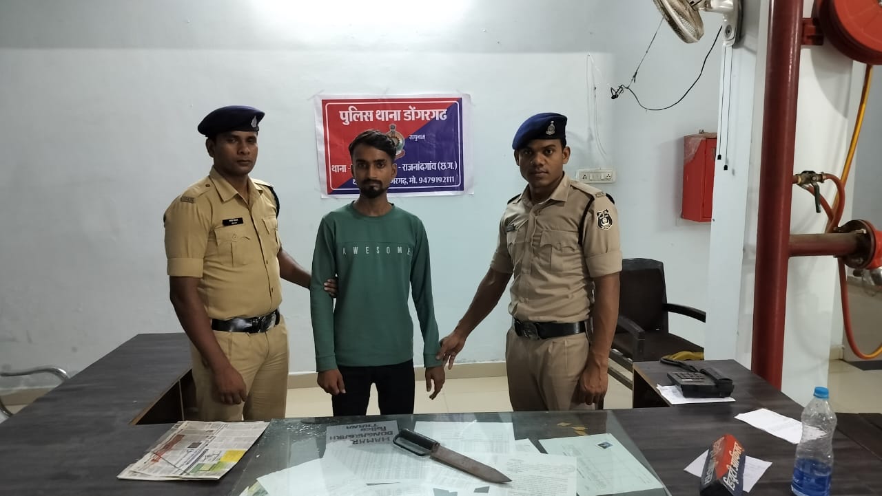 चाकू लेकर लड़की को दौड़ाने वाले व्यक्ति के विरूद्ध की गई आर्म्स के तहत कार्यवाही