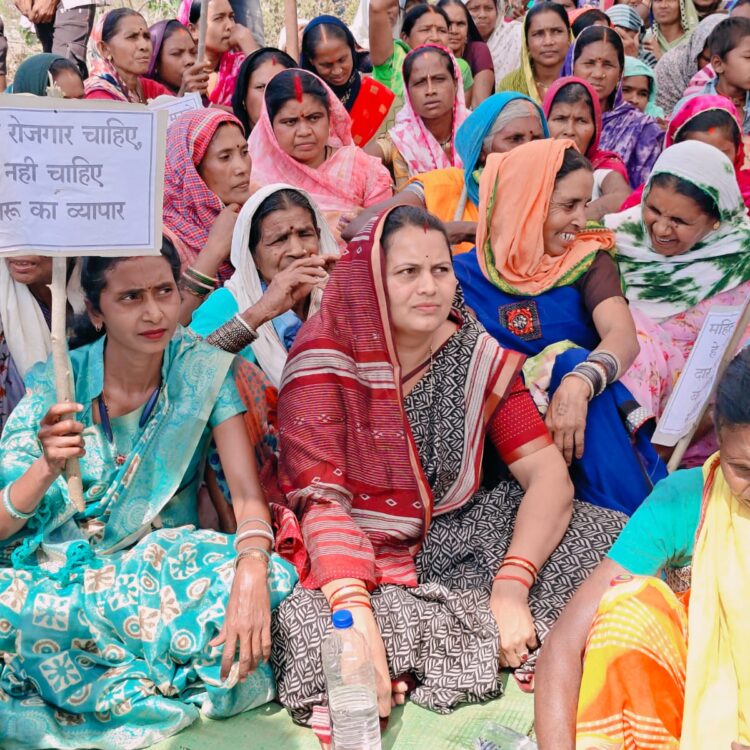 अवैध शराब भट्ठी को हटाने छन्नी साहू के नेतृत्व में क्षेत्रवासियों का विरोध